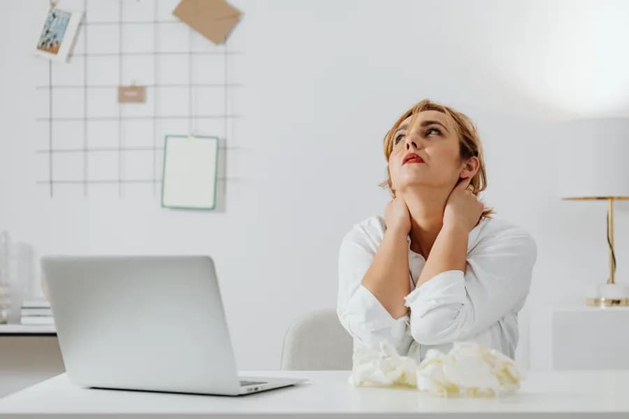 Femme à son bureau, tensions dans la nuque